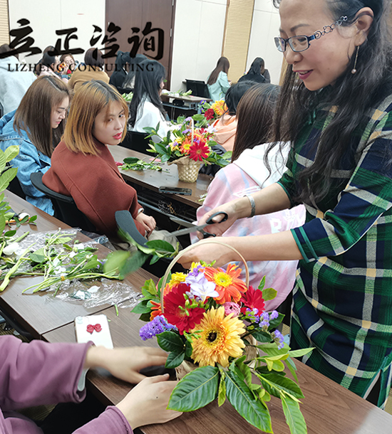 培訓時間：3月9日培訓地點:會議室培訓單位：甘肅某建公司培訓課程:三·八插花活動