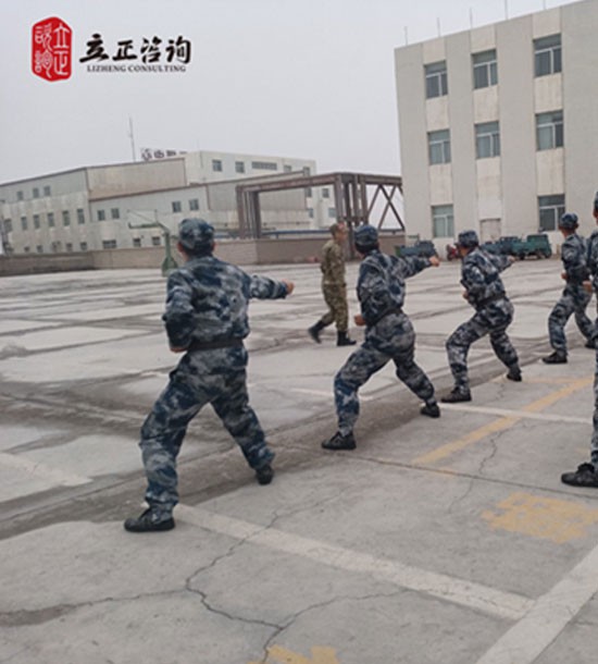 培訓快訊培訓主題：”班長管戰士“軍事化拓展訓練培訓內容：管理培訓+軍事訓練+拓展訓練培訓對象：班組長、值長、科級干部、儲備干部、技術人才課程設置：《從部隊的宗旨看企業的愿景》《從部隊的紀律看企業的規章