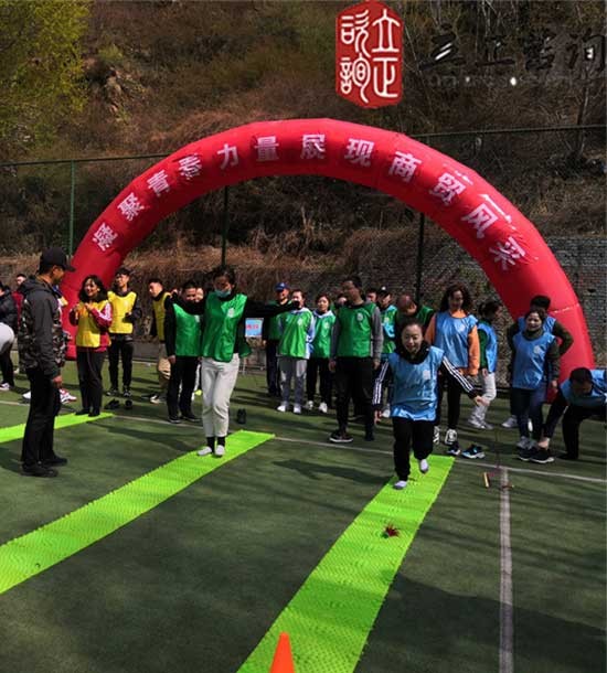 培訓快訊培訓時間：4月28日培訓地點:興隆山城建培訓中心培訓單位:甘肅交通**公司培訓課程:趣味運動會部分拓展項目介紹：緬甸橋項目類型：團隊合作項目培訓形式：一段軟梯掛在山坳的兩端。學員必須利用繩梯和
