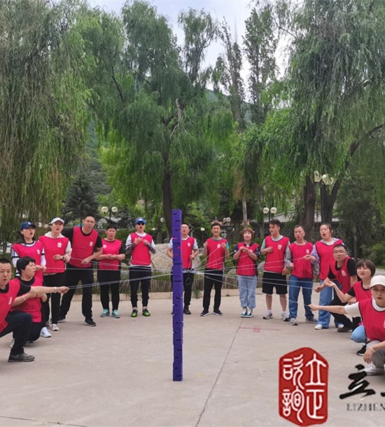 培訓快訊培訓時間：2021年7月6日培訓地點：榆中興隆山培訓單位:甘肅**集團**公司培訓課程:中青年職工拓展培訓班培訓項目介紹：合力建塔團隊成員拉緊繩子末端控制塔鉤移動，用塔鉤將一塊塊塔吊起并按照教