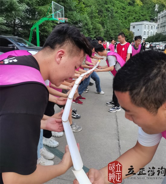 培訓快訊培訓時間：2021年7月12-19日培訓地點：西安培訓單位：中鐵**局**公司培訓課程：新員工入職培訓班團隊合作項目鼓動人心培訓形式一個大鼓，把鼓的四周拴上16根繩子，每根繩子由一個人牽著，在