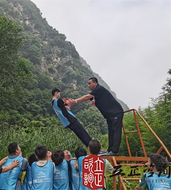 培訓快訊培訓時間：2021年7月19-26日培訓地點:西安培訓單位:中鐵**局**公司培訓課程:新員工入職培訓班個人挑戰項目凌空飛渡（高空斷橋）——挑戰、超越培訓形式在教練的指導下穿上保險衣扣上保險繩